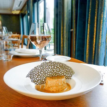 Logis - Restaurant Le Tulipier מלון