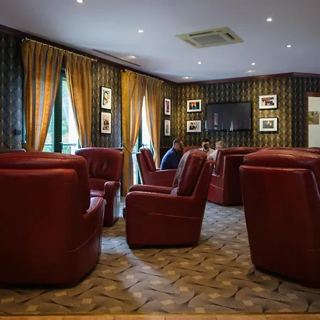 Logis - Restaurant Le Tulipier מלון